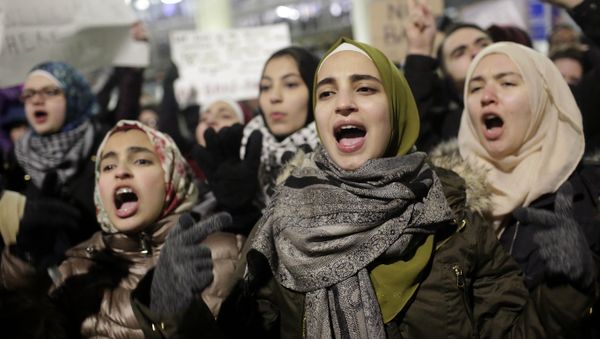 Demonstrators protest agaist President Trump's executive immigration ban at Chicago O'Hare International Airport - Sputnik International