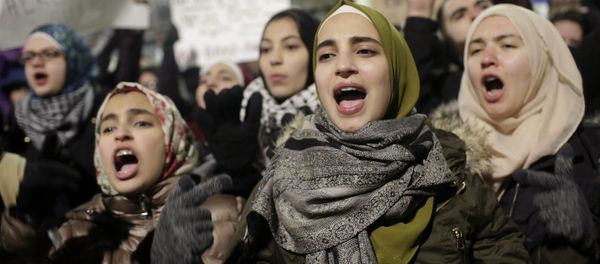 Demonstrators protest agaist President Trump's executive immigration ban at Chicago O'Hare International Airport - Sputnik International