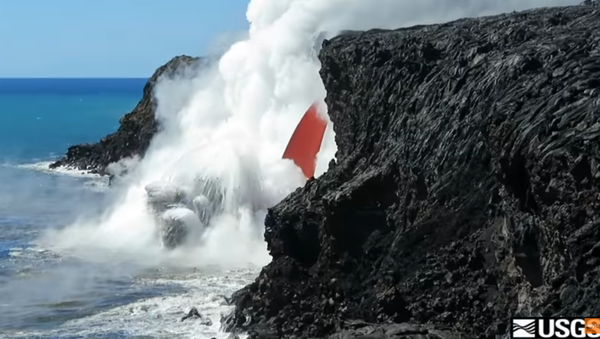 Hawaiian Volcano Spews ‘Fire Hose’ of Lava - Sputnik International