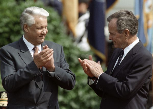 Then Russian President Boris Yeltsin (left) and then US President George Bush Sr. (right) during official welcoming ceremony on the White House lawn, 1992. - Sputnik International