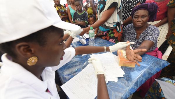 Health official takes blood sample of a woman for malaria testing at Ajah in Eti Osa East district of Lagos, on April 21, 2016. - Sputnik International