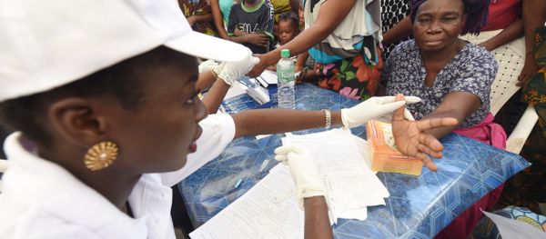 Health official takes blood sample of a woman for malaria testing at Ajah in Eti Osa East district of Lagos, on April 21, 2016. Health official takes blood sample of a woman for malaria testing at Ajah in Eti Osa East district of Lagos, on April 21, 2016. - Sputnik International