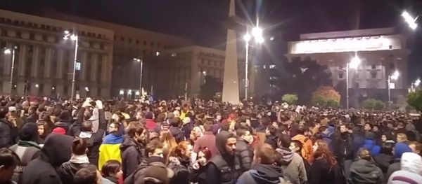 Thousands of people are protesting against the government in front of the Victoria Palace in Romania’s capital Bucharest over the recently approved amendments to the criminal code on amnesties for prisoners, local media report. - Sputnik International