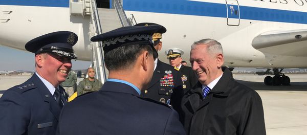 U.S. Defense Secretary James Mattis (R) arrives at Osan Air Base in Osan, South Korea, February 2, 2017. - Sputnik International
