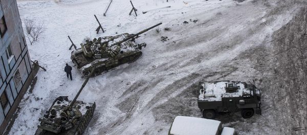 Ukrainian tanks stand in the yard of an apartment block in Avdiivka, eastern Ukraine - Sputnik International