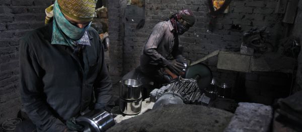Indian workers polish pressure cookers at a manufacturing factory in Jammu, India. (File) - Sputnik International