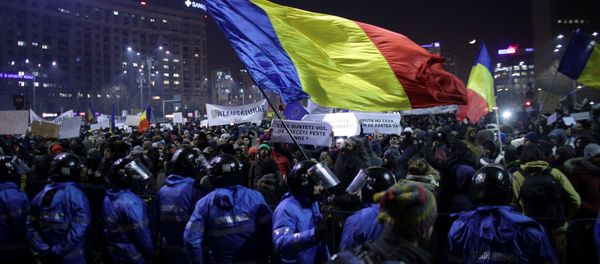 Protesters wave a Romanian flag during a demonstration in Bucharest, Romania, February 1, 2017. - Sputnik International