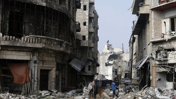Syrians walk through the destruction in the old city of Aleppo, Syria - Sputnik International