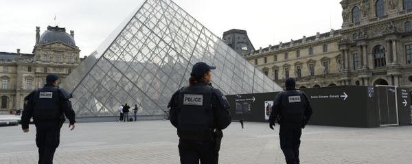 Police patrol in front of the Louvre Pyramid at the Louvre museum in Paris - Sputnik International