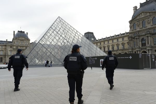 Police patrol in front of the Louvre Pyramid at the Louvre museum in Paris Police patrol in front of the Louvre Pyramid at the Louvre museum in Paris - Sputnik International
