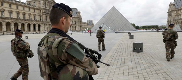 French army soldiers patrol near the Louvre Museum Pyramid's main entrance in Paris, France - Sputnik International