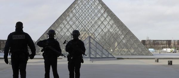 French police secure the site near the Louvre Pyramid in Paris, France, February 3, 2017 after a French soldier shot and wounded a man armed with a knife after he tried to enter the Louvre museum in central Paris carrying a suitcase, police sources said. - Sputnik International