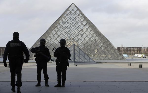 French police secure the site near the Louvre Pyramid in Paris, France, February 3, 2017 after a French soldier shot and wounded a man armed with a knife after he tried to enter the Louvre museum in central Paris carrying a suitcase, police sources said. French police secure the site near the Louvre Pyramid in Paris, France, February 3, 2017 after a French soldier shot and wounded a man armed with a knife after he tried to enter the Louvre museum in central Paris carrying a suitcase, police sources said. - Sputnik International