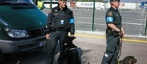 Two Finnish border policemen and police dogs Two Finnish border policemen and police dogs - Sputnik International