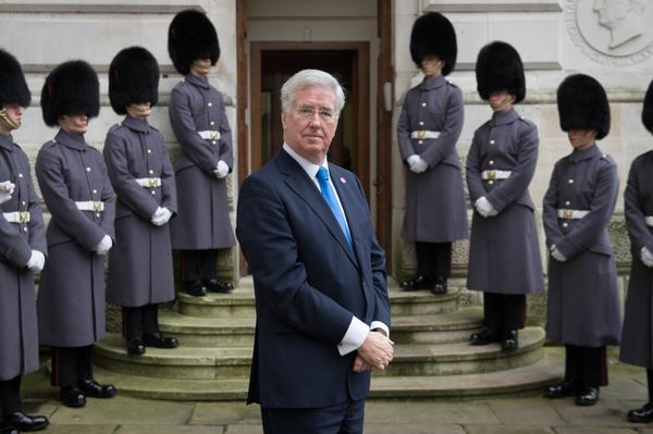 Britain's Defense minister Michael Fallon waits outside the Foreign Office on December 15, 2016 in London.  - Sputnik International