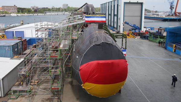 Shipyard workers and German soldiers attend the christening of the U36 new submarine of the 212A class for the German Marine at the ThyssenKrupp Marine Systems shipyard in Kiel, northern Germany. (File) - Sputnik International