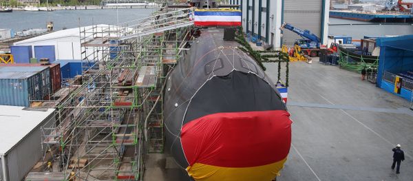 Shipyard workers and German soldiers attend the christening of the U36 new submarine of the 212A class for the German Marine at the ThyssenKrupp Marine Systems shipyard in Kiel, northern Germany. (File) - Sputnik International