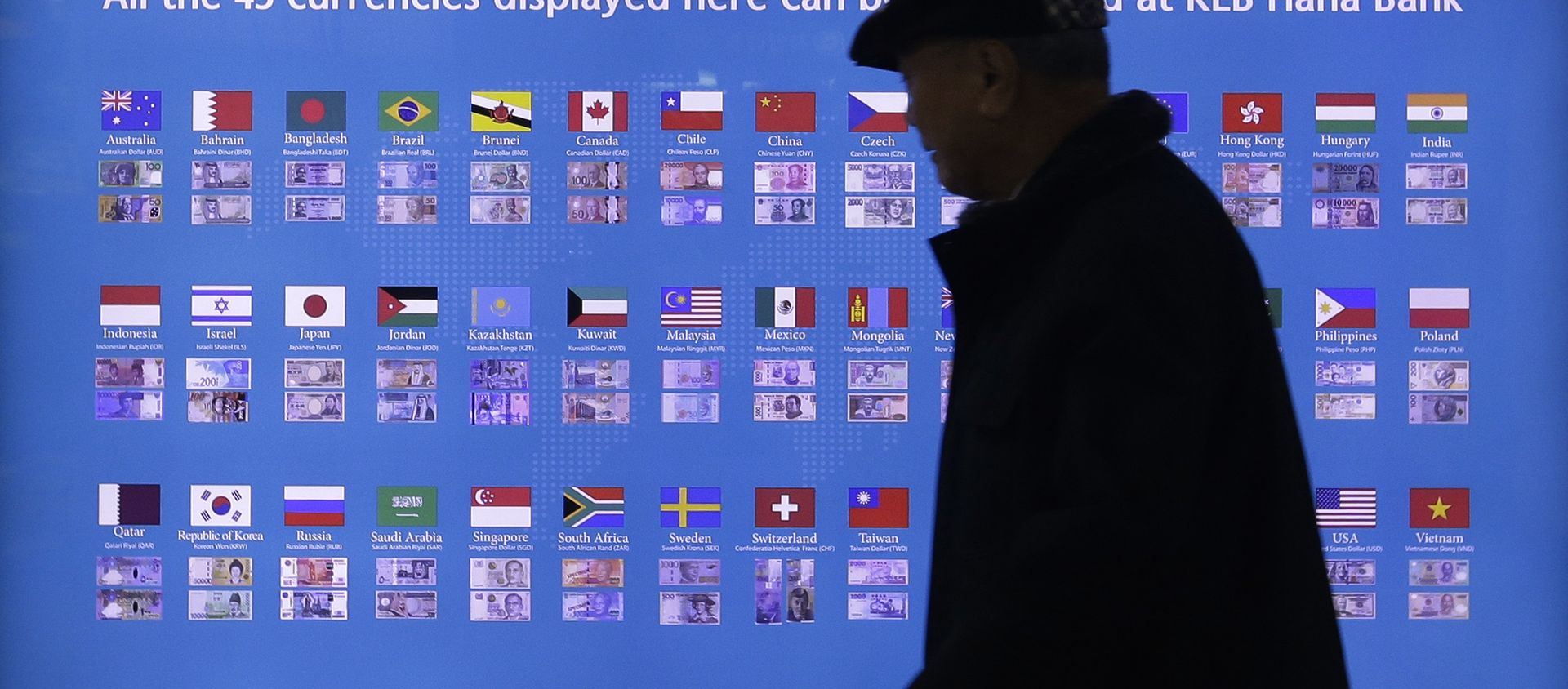 A man walks by a board displaying various banknotes issued in the world at a subway station in Seoul, South Korea. A man walks by a board displaying various banknotes issued in the world at a subway station in Seoul, South Korea. - Sputnik International, 1920, 04.02.2021