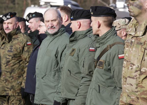 Polish Defense Minister Antoni Macierewicz, fourth right, stands with soldiers during the opening of joint Polish and U.S. exercise on training fields in Zagan, Poland, Monday, Jan. 30, 2017 Polish Defense Minister Antoni Macierewicz, fourth right, stands with soldiers during the opening of joint Polish and U.S. exercise on training fields in Zagan, Poland, Monday, Jan. 30, 2017 - Sputnik International