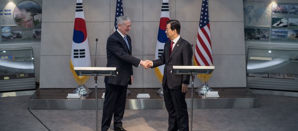 U.S. Defense Secretary James Mattis (L) shakes hands with his South Korean counterpart Han Min-Koo following a joint briefing at the Defense Ministry in Seoul on February 3, 2017 - Sputnik International