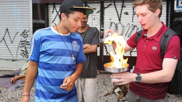 Nineteen-year old radio journalist and part-time prestidigitator Lucas Andrey Barabach Nogueira gives performance for homeless people in the city of Curitiba in southern Brazil - Sputnik International