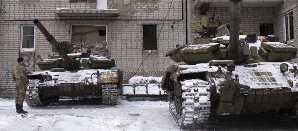Ukrainian serviceman stands near tanks at an apartment house in Avdiivka, eastern Ukraine, Thursday, Feb. 2, 2017 Ukrainian serviceman stands near tanks at an apartment house in Avdiivka, eastern Ukraine, Thursday, Feb. 2, 2017 - Sputnik International