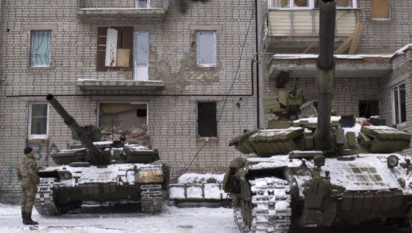 Ukrainian serviceman stands near tanks at an apartment house in Avdiivka, eastern Ukraine, Thursday, Feb. 2, 2017 - Sputnik International