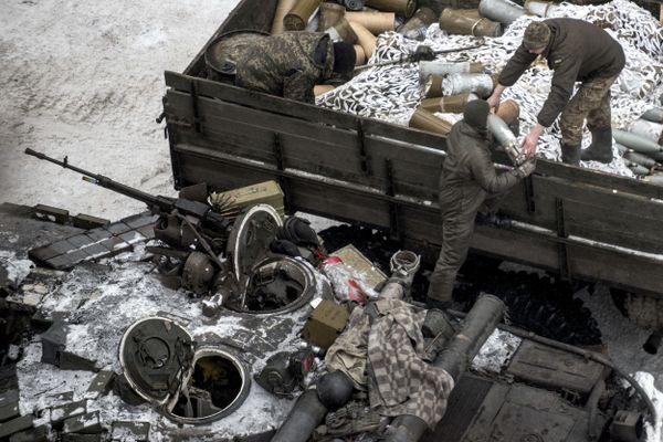 Ukrainian servicemen load ammunition into a tank in Avdiivka, eastern Ukraine, Thursday, Feb. 2, 2017 - Sputnik International