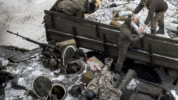 Ukrainian servicemen load ammunition into a tank in Avdiivka, eastern Ukraine, Thursday, Feb. 2, 2017 - Sputnik International