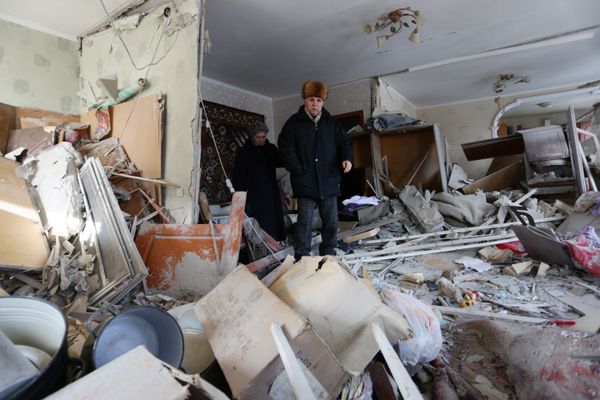 Local residents examine their flat that has been destroyed as a result of night shelling to the flashpoint eastern town of Avdiivka - Sputnik International