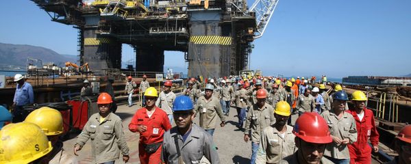 A whole shift of workers leave at lunchtime the Petrobras P-51 semi-submersible off-shore oil platform construction site at the Brasfelf shipyard in Angra dos Reis, 180 km south of Rio de Janeiro, Brazil (File) - Sputnik International