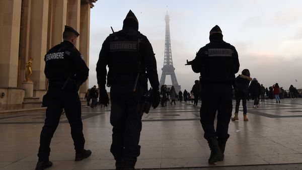 French gendarmes patrol in front of the Eiffel Tower one day before New Year's eve festivities in Paris on December 30, 2016 - Sputnik International