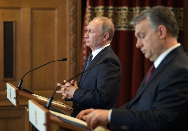 February 2, 2017. Russian President Vladimir Putin and Hungarian Prime Minister Viktor Orban, right, during a joint press conference following their meeting in Budapest February 2, 2017. Russian President Vladimir Putin and Hungarian Prime Minister Viktor Orban, right, during a joint press conference following their meeting in Budapest - Sputnik International