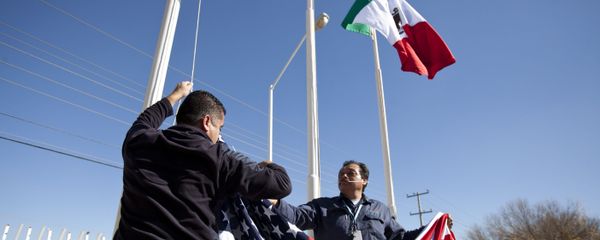 In this Friday, Dec. 27, 2013 photo, workers at one of maquiladoras of the TECMA group prepare to raise the U.S. flag along with the Mexican and TECMA flags in Ciudad Juarez, Mexico - Sputnik International