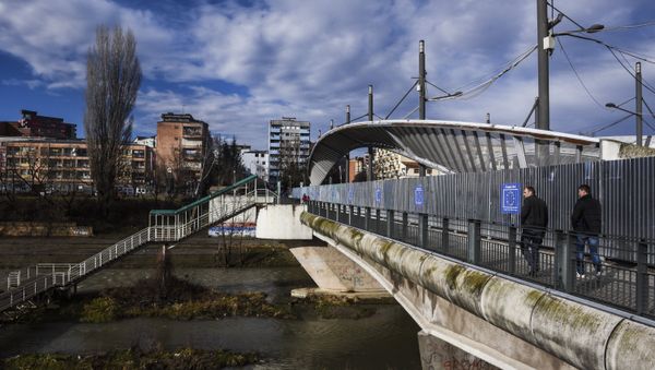 People walk on the main bridge of the town of Mitrovica - Sputnik International