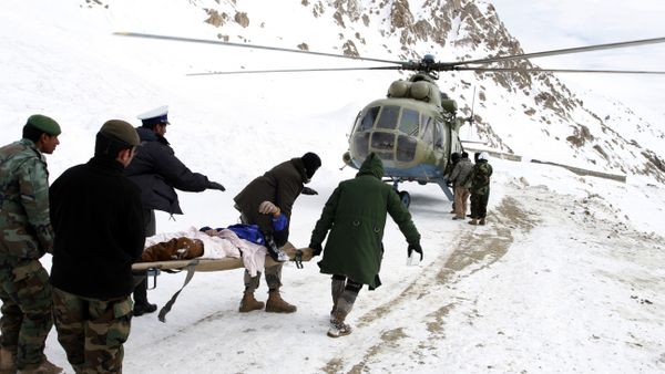 Members of the Afghan army carry the dead body of an avalanche victim (File) Members of the Afghan army carry the dead body of an avalanche victim (File) - Sputnik International