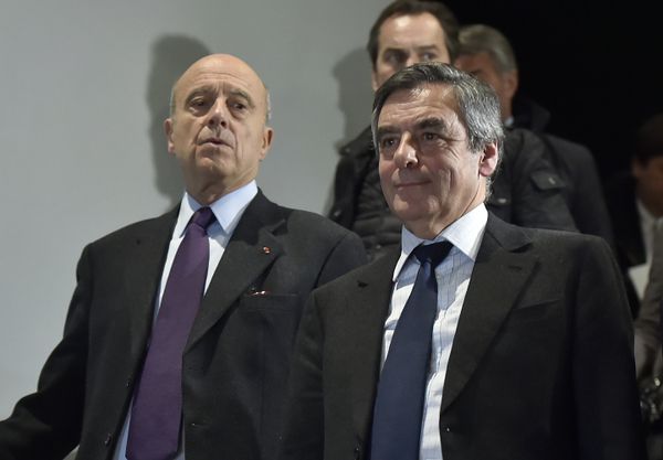 Right-wing candidate for the upcoming presidential election Francois Fillon (R) and Bordeaux's Mayor Alain Juppe (L) (File) - Sputnik International