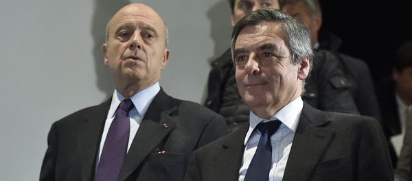 Right-wing candidate for the upcoming presidential election Francois Fillon (R) and Bordeaux's Mayor Alain Juppe (L) (File) - Sputnik International
