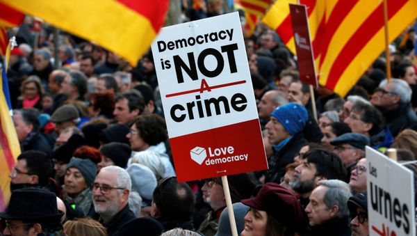 Protestors wave Catalan Estelada flags and hold up signs as they await the arrival of former Catalan President Artur Mas outside court in Barcelona, Spain, February 6, 2017 - Sputnik International