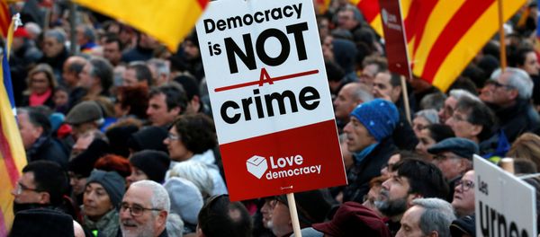 Protestors wave Catalan Estelada flags and hold up signs as they await the arrival of former Catalan President Artur Mas outside court in Barcelona, Spain, February 6, 2017 - Sputnik International
