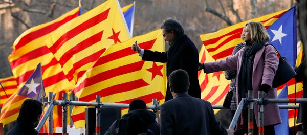 Former Catalan President Artur Mas and former regional councilors Joana Ortega and Irene Rigau gesture to a crowd of people waving Catalan Estelada flags as they arrived to court in Barcelona, Spain, February 6, 2017 - Sputnik International