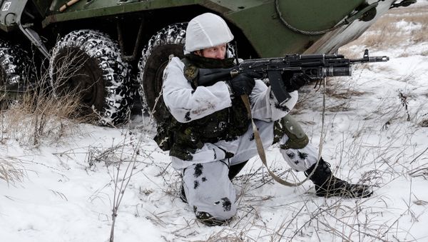 A serviceman with the Central Military District's peacekeeping unit during tactical exercises conducted at the firing ground to train in Ratnik infantry combat system use - Sputnik International