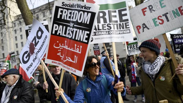 Demonstrators hold placards as they protest against Israel's Prime Minister Benjamin Netanyahu's visit, opposite Downing Street in London, Britain, Fberuary 6, 2017 - Sputnik International