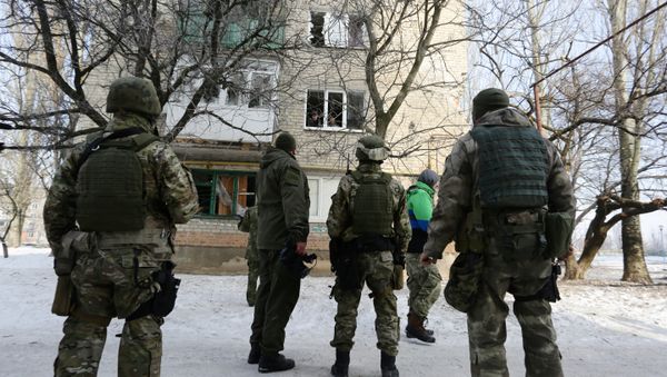 Ukrainian servicemen look at a building destroyed as a result of night shelling, Avdiivka, Donetsk, on February 3, 2017 - Sputnik International