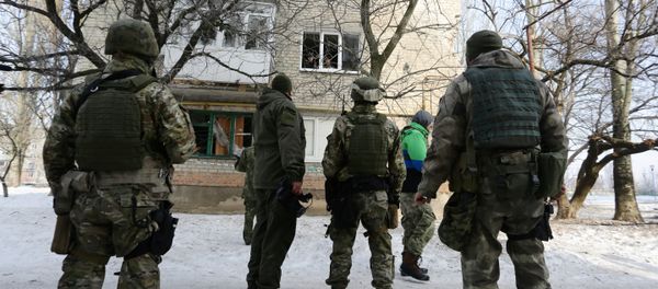 Ukrainian servicemen look at a building destroyed as a result of night shelling, Avdiivka, Donetsk, on February 3, 2017 - Sputnik International