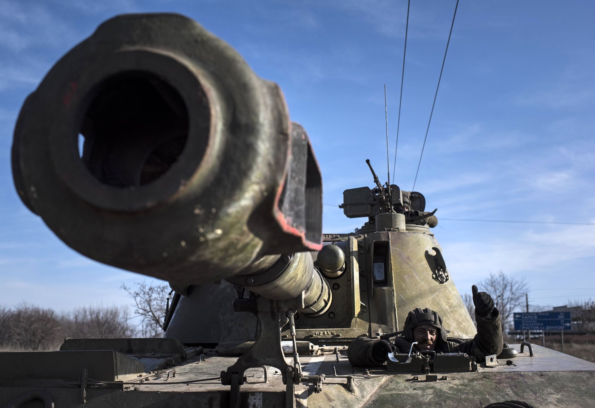 Ukrainian soldier smiles riding on a self-propelled artillery (File) - Sputnik International, 1920, 23.02.2022