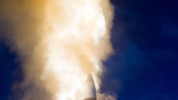 The first SM-3 interceptor in a double shot missile defense test rockets skyward to strike out a ballistic missile target off the coast of Kauai, Hawaii. - Sputnik International