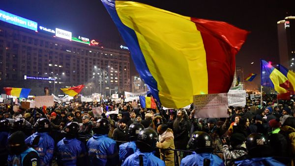 Romanian riot police stand guard as people demonstrate against controversial decrees to pardon corrupt politicians and decriminalize other offenses in front of the government headquarters in Bucharest, on February 1, 2017 Romanian riot police stand guard as people demonstrate against controversial decrees to pardon corrupt politicians and decriminalize other offenses in front of the government headquarters in Bucharest, on February 1, 2017 - Sputnik International