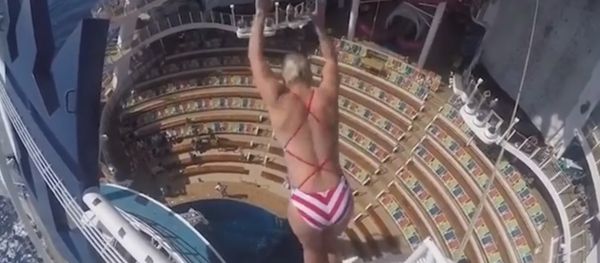 Cesilie Carlton performs 55 ft dive on Harmony of the Seas - Sputnik International