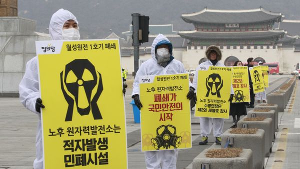 Environmentalists stage a rally against nuclear power plants near the government complex in Seoul, South Korea. The Nuclear Safety and Security Commission said Friday, Feb. 27 that seven of nine commissioners voted to approve to restart the Wolsong No. 1 reactor located in Gyeongju city, 275 kilometers (170 miles) south of Seoul Environmentalists stage a rally against nuclear power plants near the government complex in Seoul, South Korea. The Nuclear Safety and Security Commission said Friday, Feb. 27 that seven of nine commissioners voted to approve to restart the Wolsong No. 1 reactor located in Gyeongju city, 275 kilometers (170 miles) south of Seoul - Sputnik International